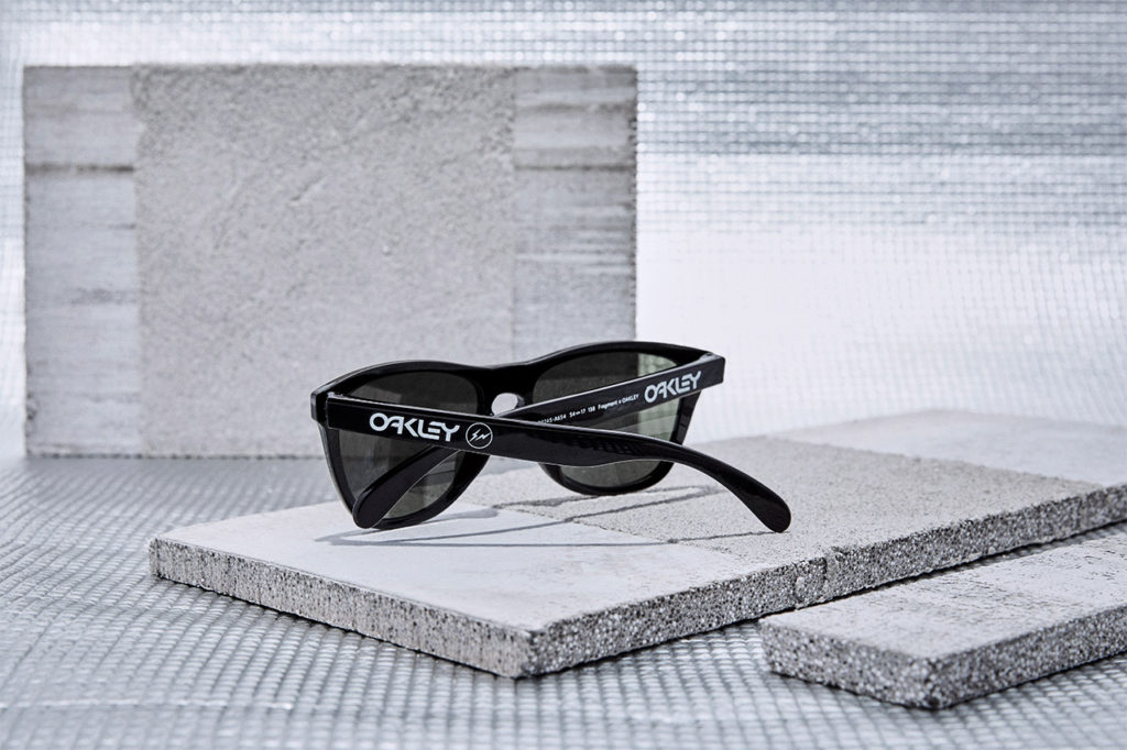 FROGSKINS XS Fragment フレーム：Polished Black　レンズ：Dark Grey ￥17,400 +TAX